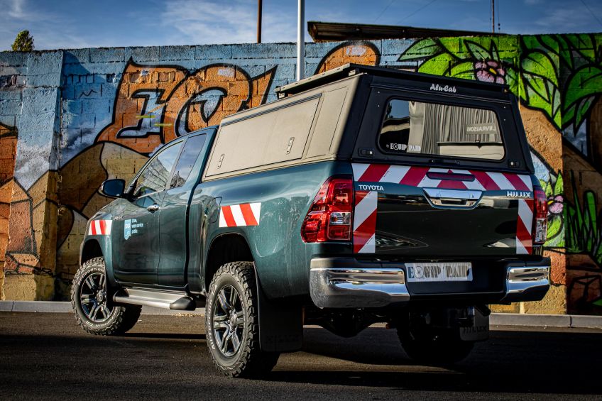 préparation 4x4 alsace par Equip'Raid Toyota Hilux revo professionnel suspension blindage hardtop 3/4 arrière