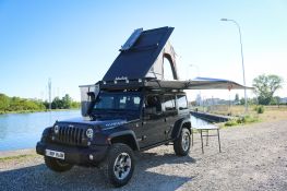 Jeep Wrangler JK avec tente de toit Alu-Cab