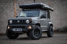 Le Suzuki Jimny est tallé pour l'avnture et peut accueillir une tente de toit