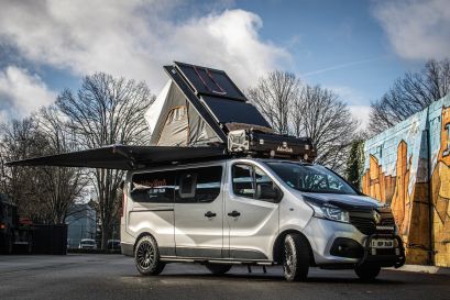 Renault Trafic avec tente de toit Alu-Cab installée chez Equip'Raid Mulhouse Alsace
