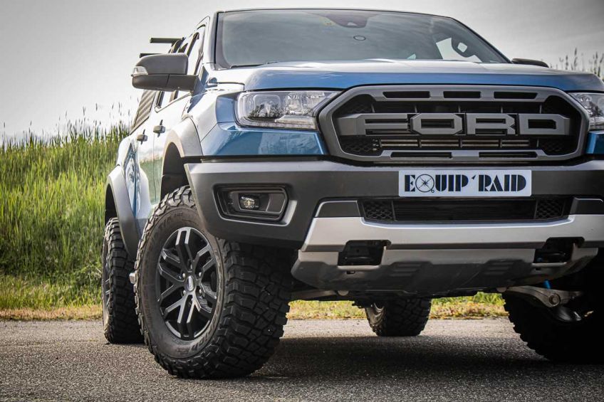 Ford Ranger Raptor bleu préparé par Equip'Raid équipement 4x4 offroad hardtop alu-cab explorer