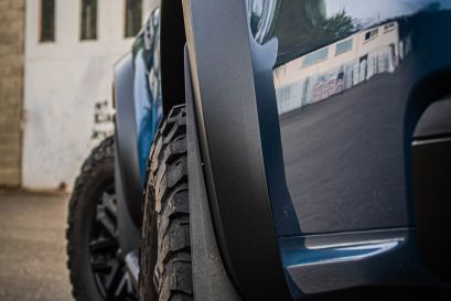 Ford Ranger Raptor bleu préparé par Equip'Raid équipement 4x4 offroad elargisseurs de voies hofmann