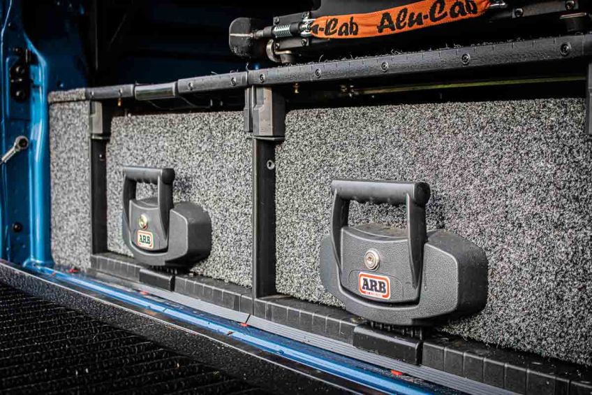 Ford Ranger Raptor bleu préparé par Equip'Raid équipement 4x4 offroad tiroirs de rangement ARB