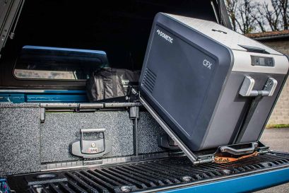 Ford Ranger Raptor bleu préparé par Equip'Raid équipement 4x4 offroad réfrigérateur dometic cfx3 et tiroirs de rangement arb