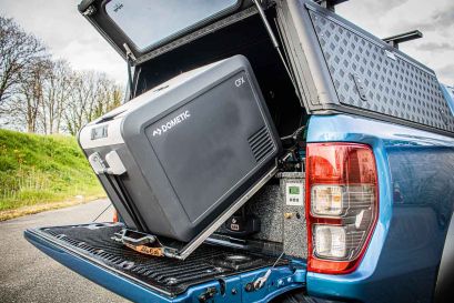 Ford Ranger Raptor bleu préparé par Equip'Raid équipement 4x4 offroad réfrigérateur dometic cfx3