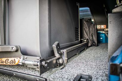 Ford Ranger Raptor bleu préparé par Equip'Raid équipement 4x4 offroad plateau coulissant basculant alu-cab pour réfrigérateur