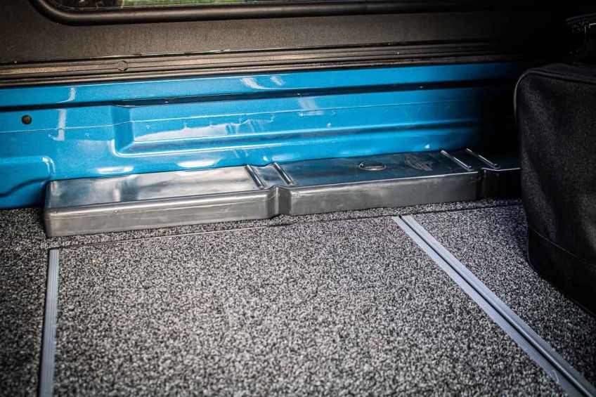 Ford Ranger Raptor bleu préparé par Equip'Raid équipement 4x4 offroad reservoir d'eau frontrunner