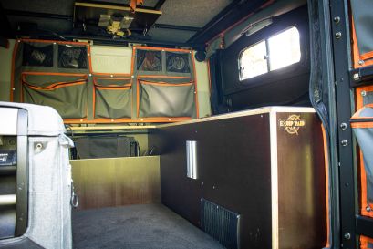 Ford ranger Canopy Camper Alu-Cab préparé par Equip'Raid Mulhouse réservoir d'eau et pochettes derangement