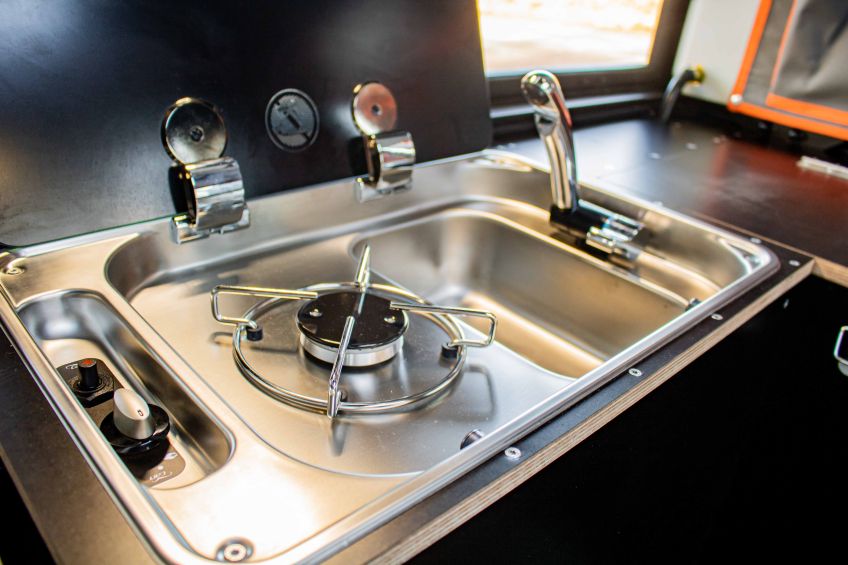 canopy camper Alu-Cab préparation 4x4 Ford ranger PXIII Equip'raid combiné réchaud évier