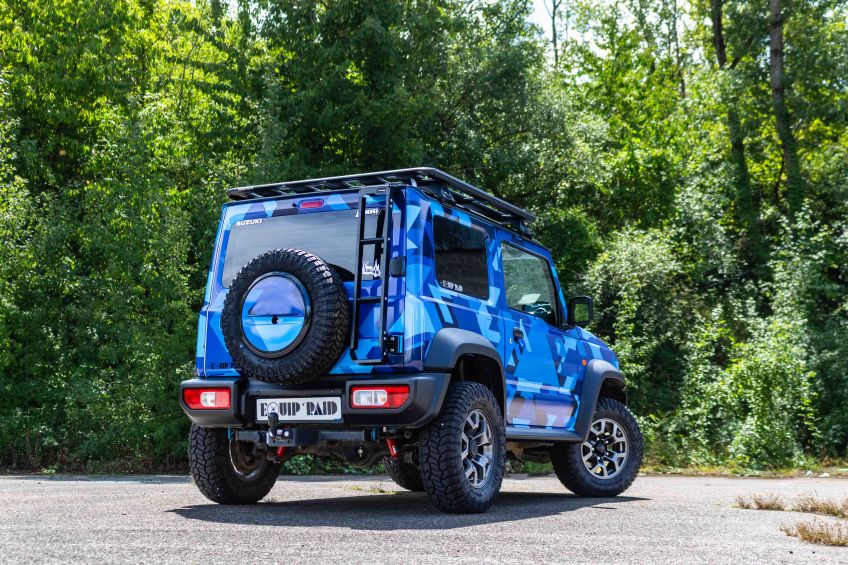SUZUKI JIMNY PRÉPARÉ PAR EQUIP'RAID avec échelle de porte arrière