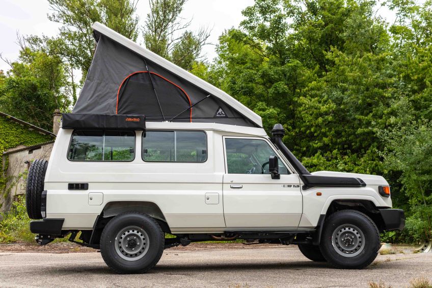 Toyota GRJ78 avec toit relevable Hercules Alu-Cab Equip'Raid