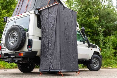 Auvent douche Alu-cab sur Toyota GRJ78 Afrique import Equip'Raid