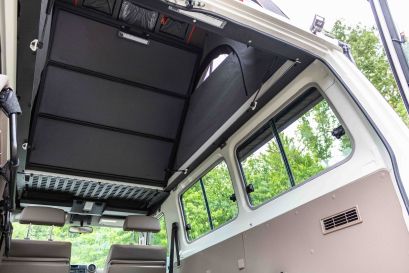 Toyota GRJ78 avec toit relevable Hercules Alu-Cab ouvert