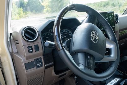 Toyota Land Cruiser 79 2024 facelift version Afrique jantes Evo Corse Equip'Raid commande feux led lazer