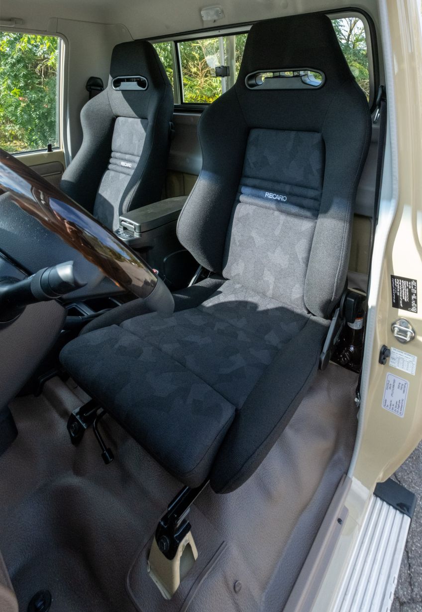 Toyota Land Cruiser 79 2024 facelift version Afrique jantes Evo Corse Equip'Raid sièges RECARO