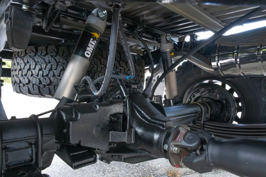 Toyota Land Cruiser 79 2024 facelift version Afrique jantes Evo Corse Equip'Raid amortisseurs OME MT64