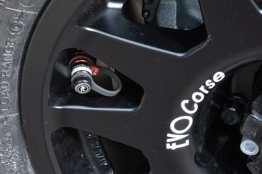 Toyota Land Cruiser 79 2024 facelift version Afrique jantes Evo Corse Equip'Raid valves APEX dégonflage rapide