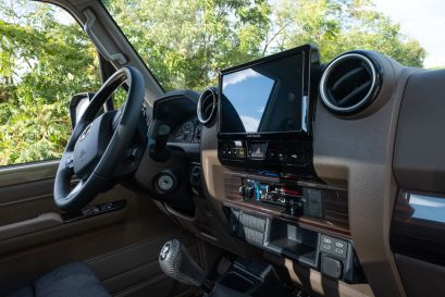 Toyota Land Cruiser 79 2024 facelift version Afrique jantes Evo Corse Equip'Raid intérieur
