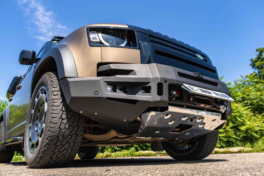 equipement 4x4 tout terrain offroad treuil 4equip'raid mulhouse Alsace Land Rover New Def treuil intégré à la calandre