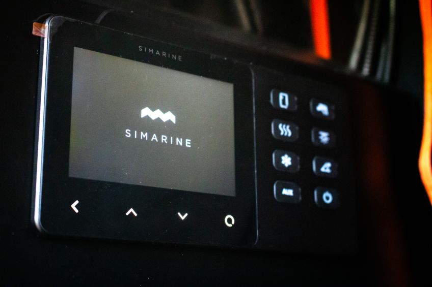 Préparation Ford Ranger PXI tout terrain 4x4 raid offroad avec Canopy Camper Alu-Cab panneau de controle Simarine