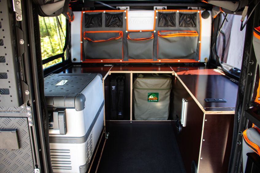 Préparation Ford Ranger PXI tout terrain 4x4 raid offroad avec Canopy Camper Alu-Cab vue intérieur