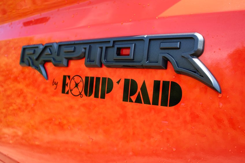 Ford Ranger Raptor 2023 avec couvre benne rigide ARB Hardlid préparé par Equip'Raid