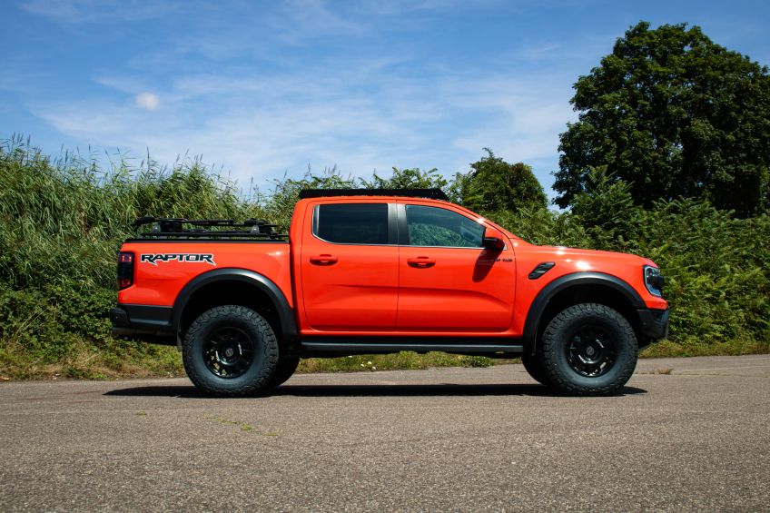 Ford Ranger Raptor 2023 avec couvre benne rigide ARB Hardlid préparé par Equip'Raid