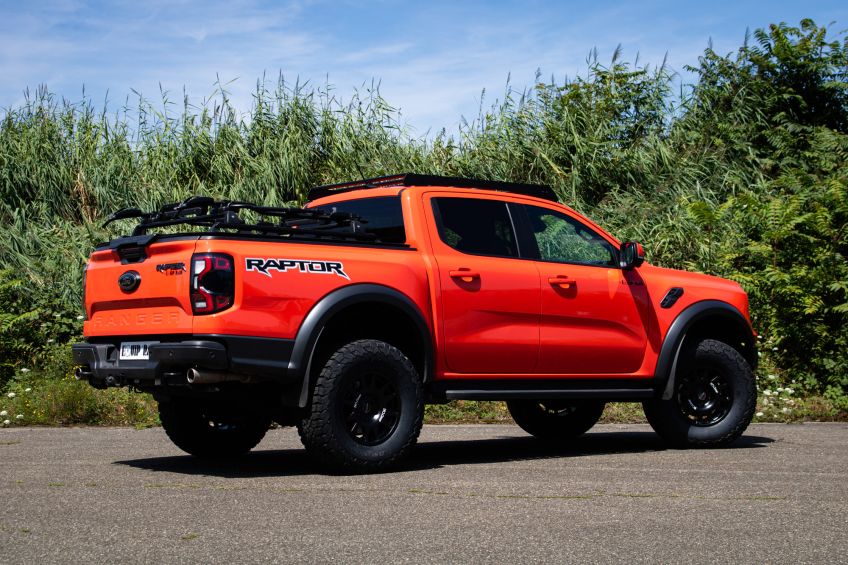 Ford Ranger Raptor 2023 avec couvre benne rigide ARB Hardlid préparé par Equip'Raid