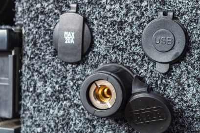 Sortie d'air du compresseur, ports USB et prise allume cigare installés à l'arrière de l'aménagement de tiroirs ARB