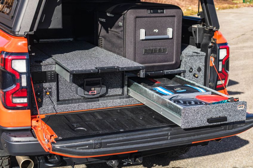 Tiroires de rangement ARB et plateaux coulissants supérieurs.