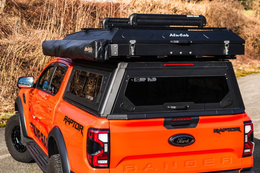 Hardtop alu-cab contour next generation avec auvent, tente Gen 3-R ALU-CAB et porte skis Rhino Rack sur ford ranger raptor 2023 Equip'Raid