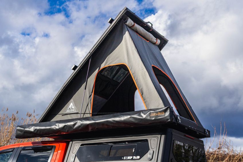 Tente de toit 2 personnes Alu-Cab Gen 3-R vendu et installée chez Equip'Raid en Alsace