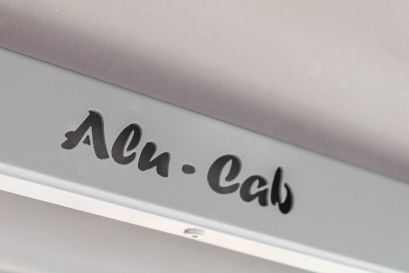 Logo Alu-Cab gravé dans la structure du auvent.