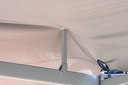 Mini pied pour tendre la toile du auvent et éviter la stagnation de l'eau en cas de pluie.