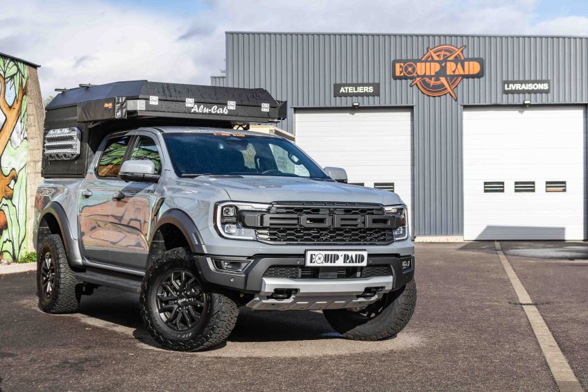 Ford ranger Raptor 2023 avec Canopy Camper Alu-Cab devant les ateliers Equip'Raid à Mulhouse