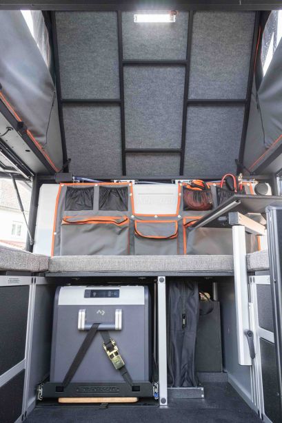 Aménagement intérieur Tailgate gear dans un canopy camper alu-cab