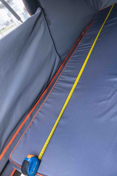 le canopy Camper alu-cab propose un couchage de plus de 2m de long