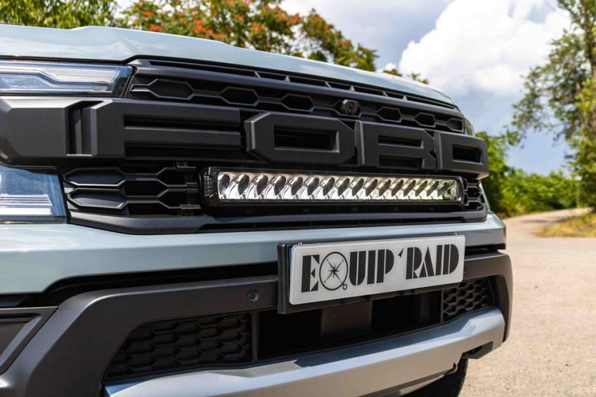 Barre led LAZER Triple-R16 intégrée à la calandre du Ford Ranger Raptor 2023