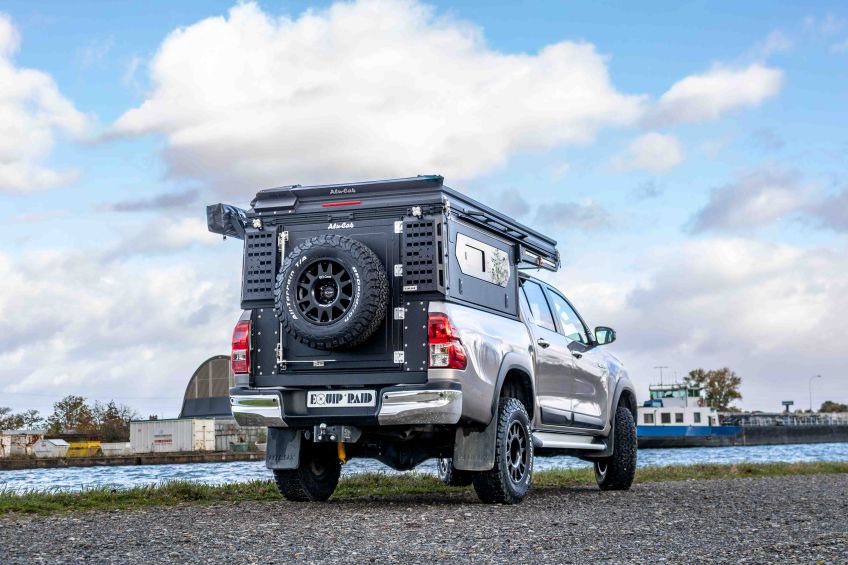 Toyota Hilux avec modcap family préparé par Equip'raid à Mulhouse