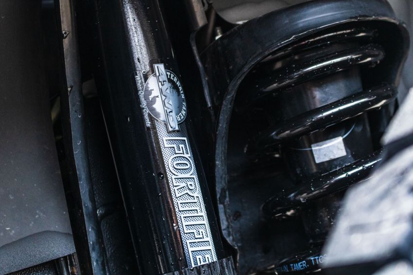 Toyota Land Cruiser 76 préparé par Equip’Raid avec suspension Terrain Tamer amortisseur fortified