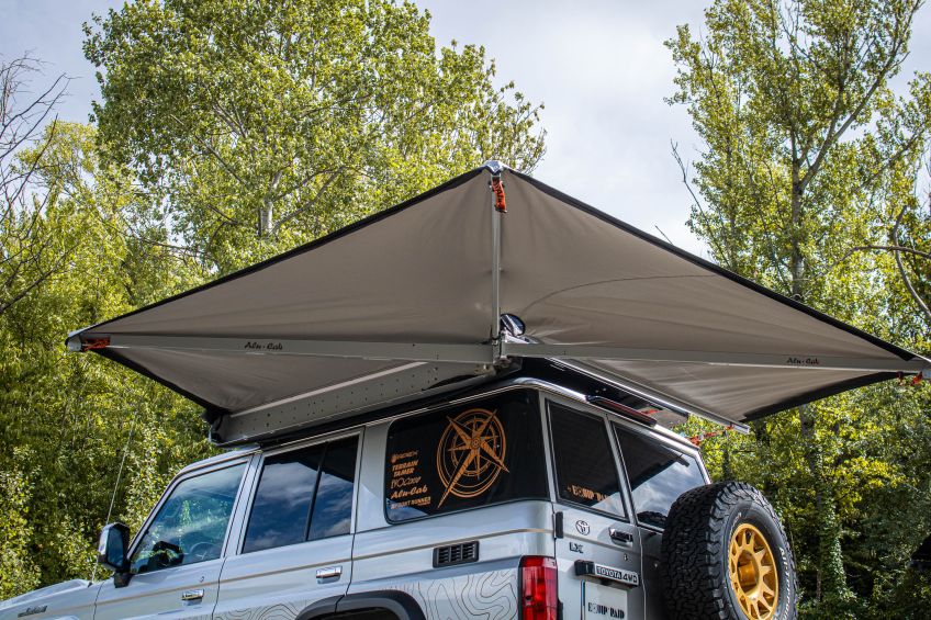 Toyota J76 préparé par Equip'Raid avec un auvent 270° Alu-Cab