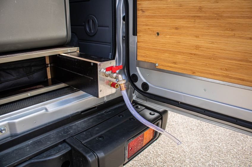 Aménagement du Toyota J76 préparé par Equip'Raid robinet d'eau extensible
