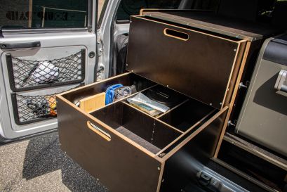 Aménagement du Toyota J76 préparé par Equip'Raid tiroir ouvert