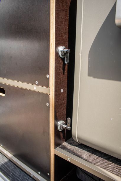 Aménagement du Toyota J76 préparé par Equip'Raidverrouillage des tiroirs