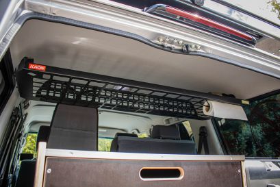 Console de rangement Kaon installée dans un Land Cruiser 76 par Equip'Raid