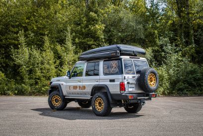 Toyota Land Cruiser 76 préparé par Equip’Raid avec tente de toit Autohome et jantes Evo Corse