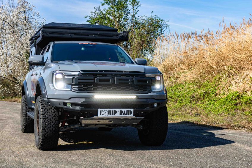 barre linear lazer allumée en plein jour sur Ford Ranger raptor