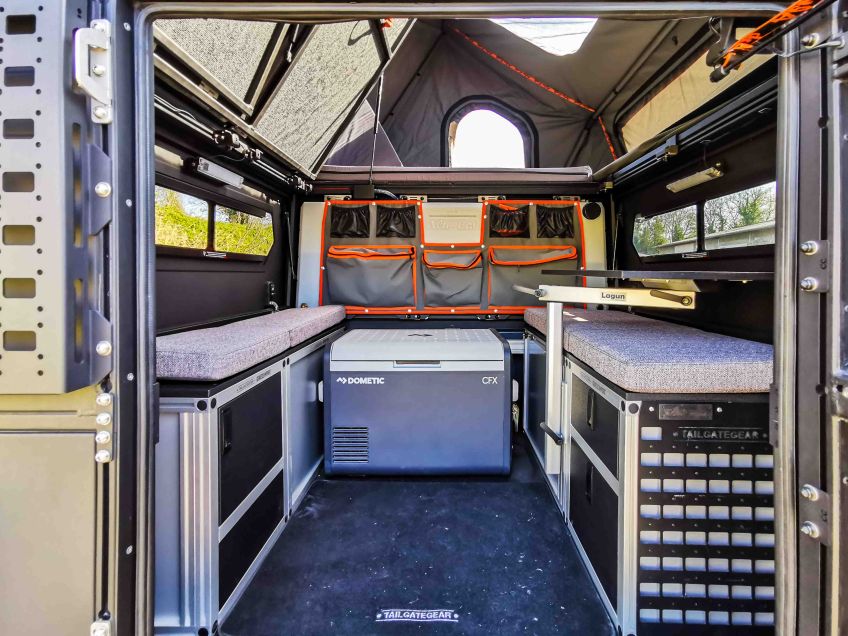 Aménagement intérieur Tail Gate Gear pour modcap family alu-cab