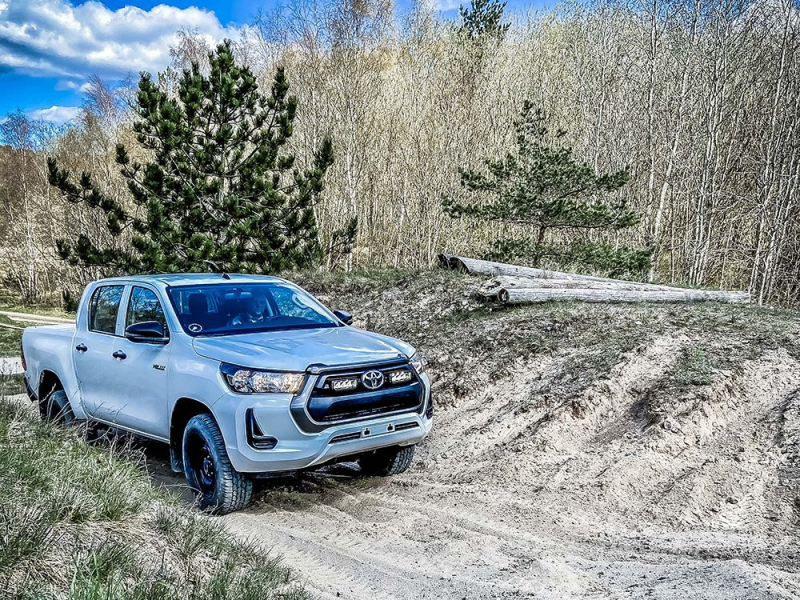 KIT ECLAIRAGE LED LAZER LONGUE PORTEE TRIPLE-R4 Gen2 ELITE AVEC INTEGRATION A LA CALANDRE POUR  TOYOTA HILUX REVO (2021+)