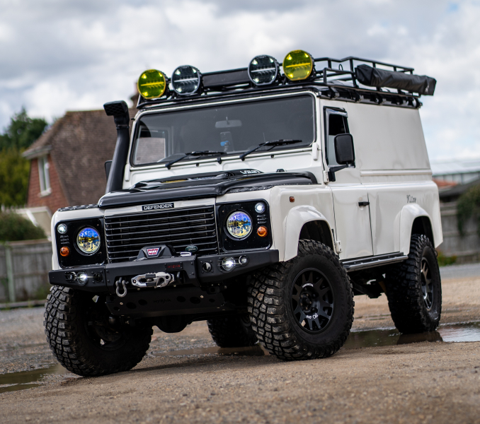 PARE CHOCS AVANT ACIER HYENA AVEC EMPLACEMENT TREUIL AVEC ANTI-BROUILLARD ET FEUX DE JOUR LED POUR LAND ROVER DEFENDER